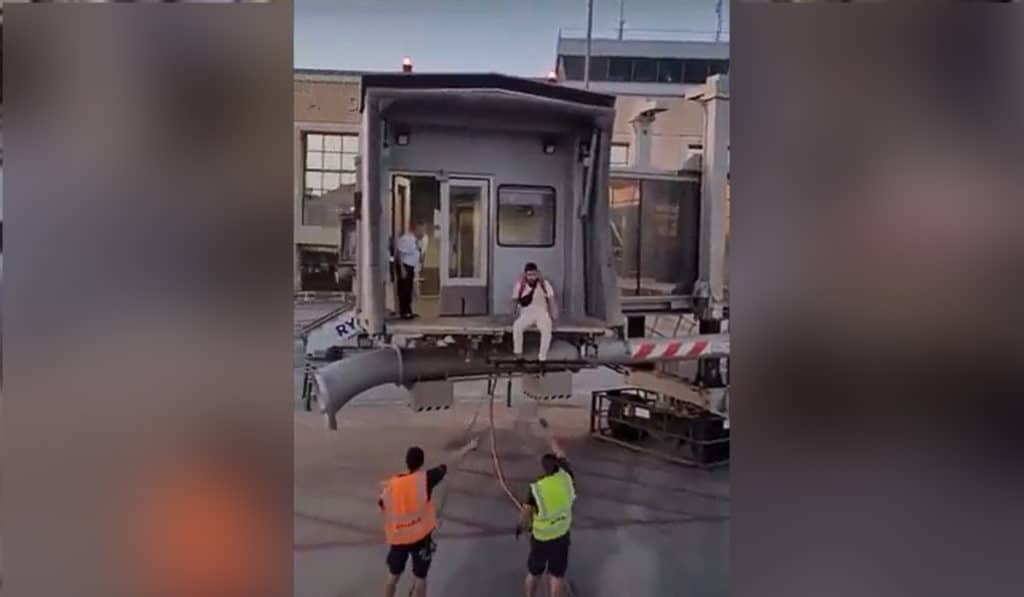 Surrealista embarque en el aeropuerto: un hombre se lanza al vacío para no perder el avión