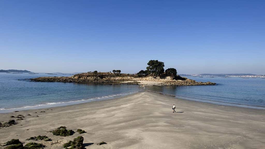 En venta una isla española por 300.000 euros: se puede llegar caminando desde una playa paradisíaca
