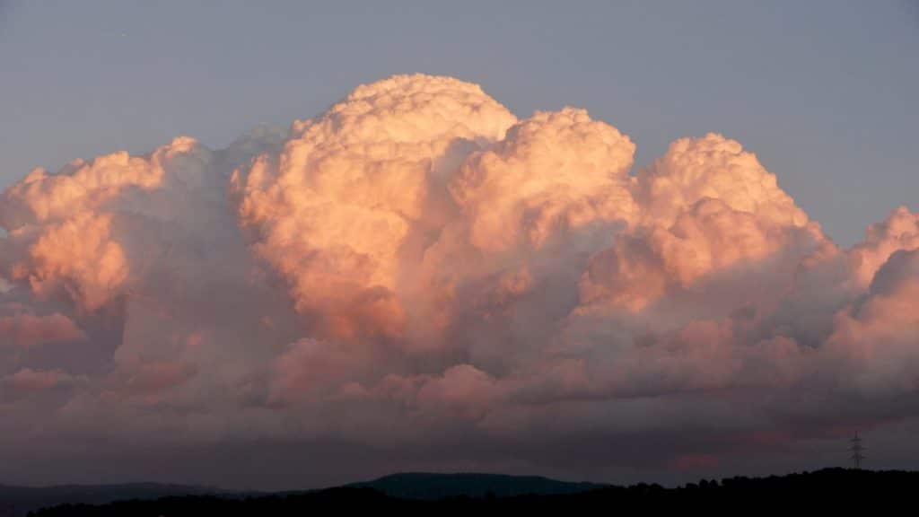 Desvela cuáles son las nubes que más temen los pilotos de avión durante un vuelo