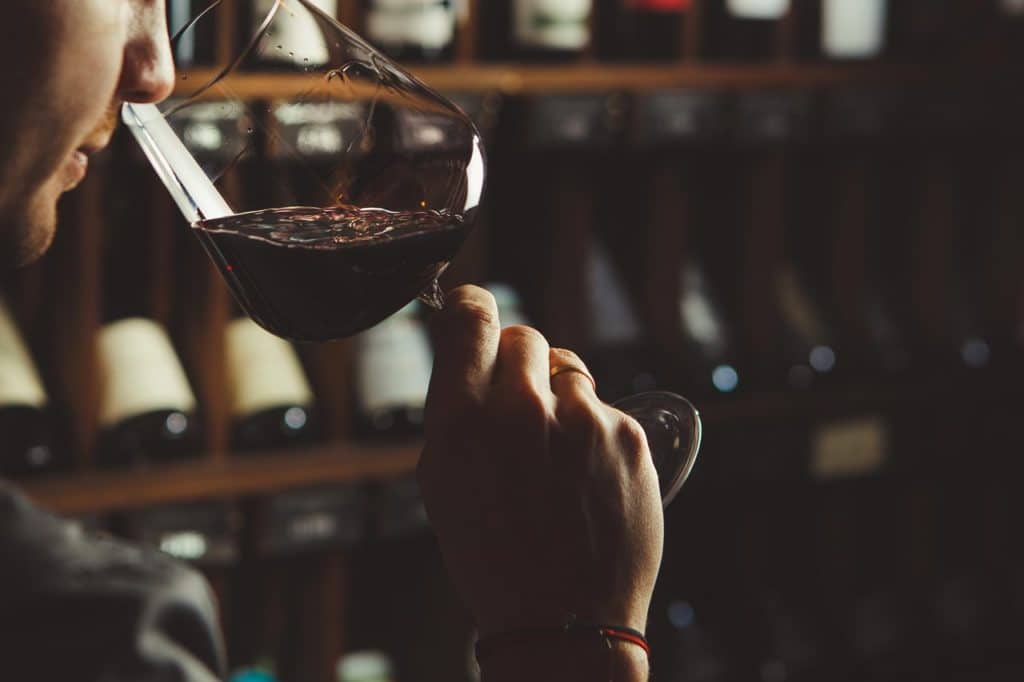 Por qué una copa de vino mejora la salud de algunos si el alcohol es dañino