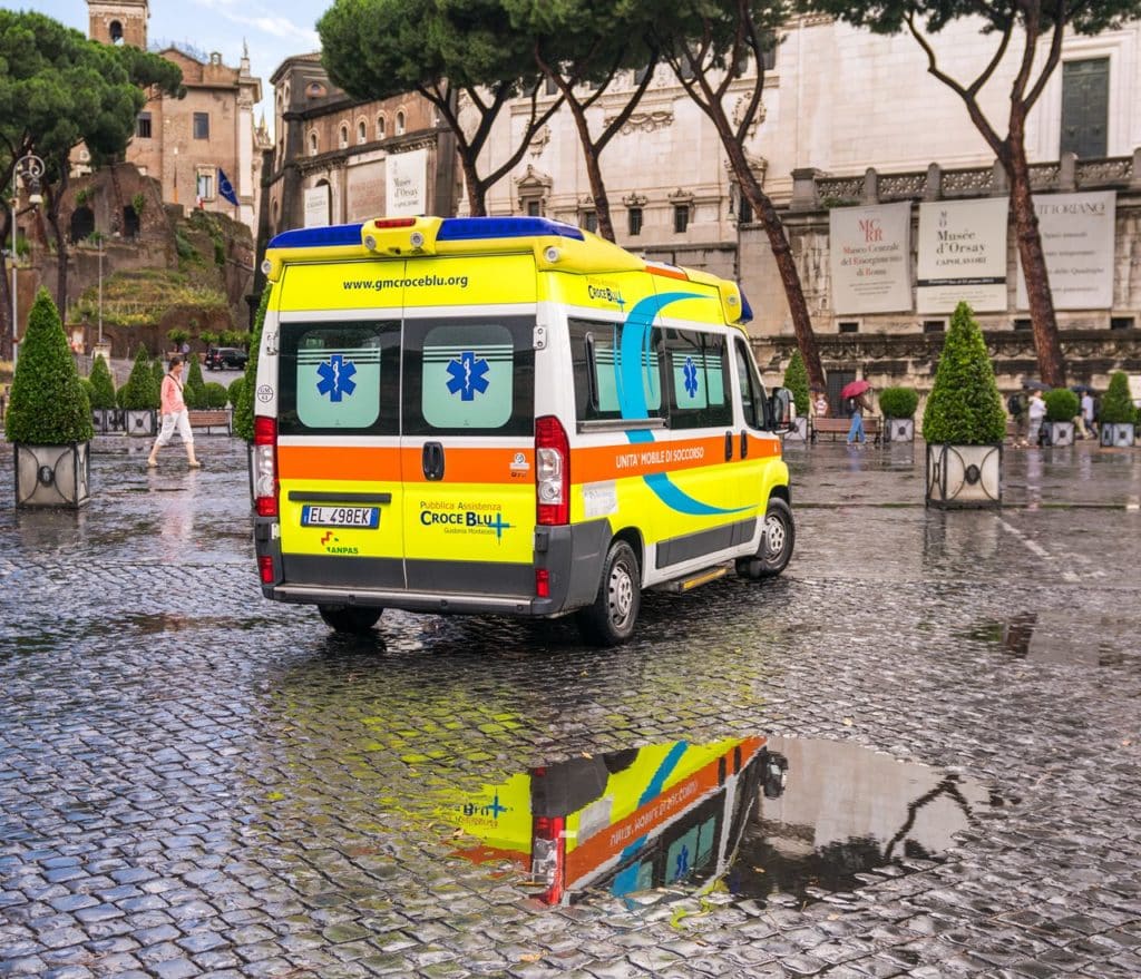 Ambulancia en Roma. Shutterstock