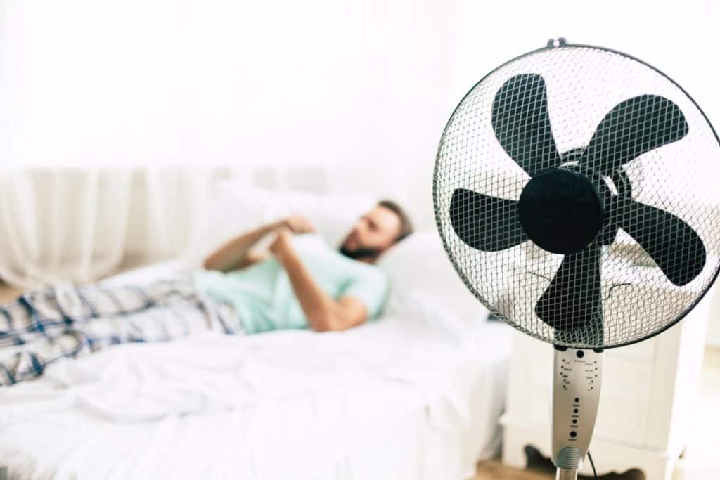 Dormir toda la noche con el ventilador no es tan buena idea como parece: estas son las consecuencias