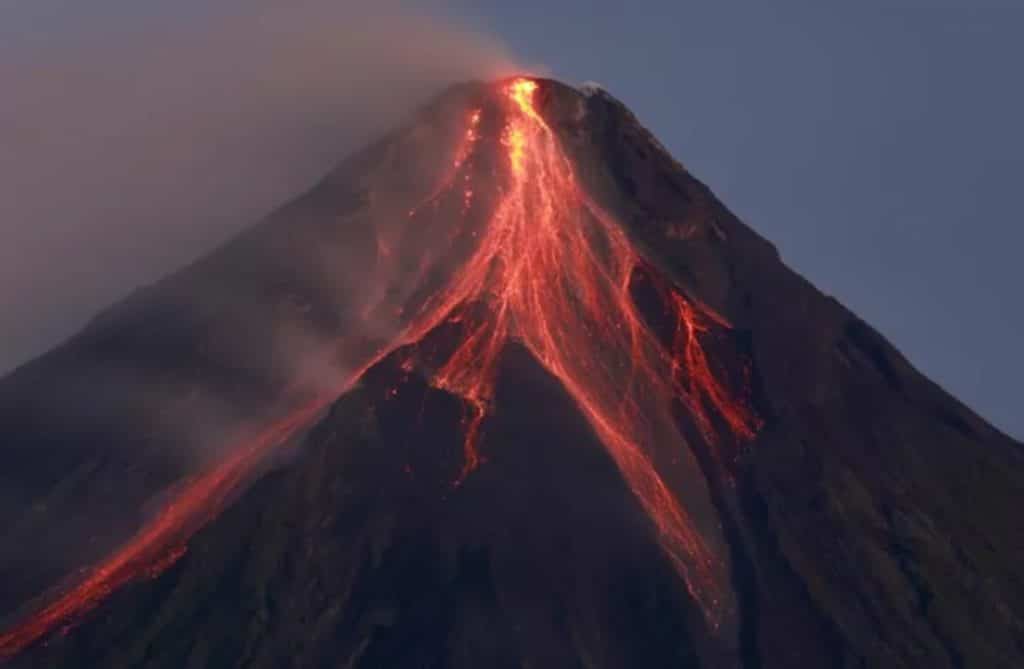 Más de 20.000 evacuados por la erupción del volcán Mayón en Filipinas