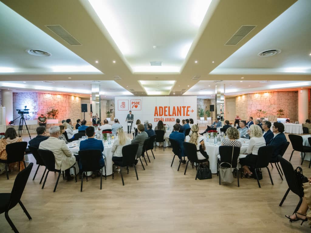 Héctor Gómez se reúne con el tejido empresarial turístico de Tenerife en un desayuno informativo