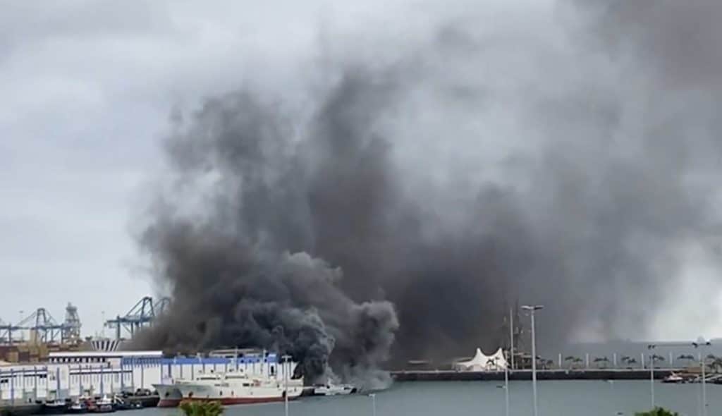 Arde una nave de 5 Océanos en el Muelle de Las Palmas de Gran Canaria