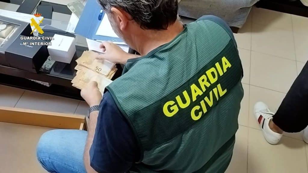 Tres detenidos en Tenerife por estafar 200.000 euros haciéndose pasar por un conocido banco