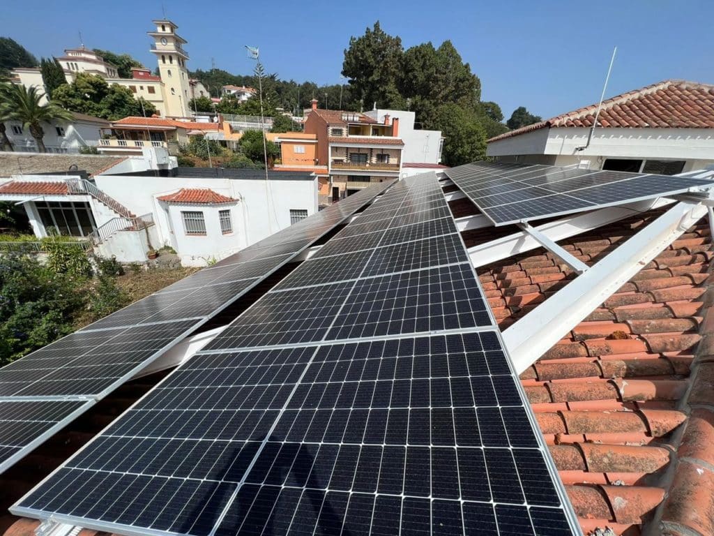 En la cubierta del Ayuntamiento rosariero se han instalado placas solares.