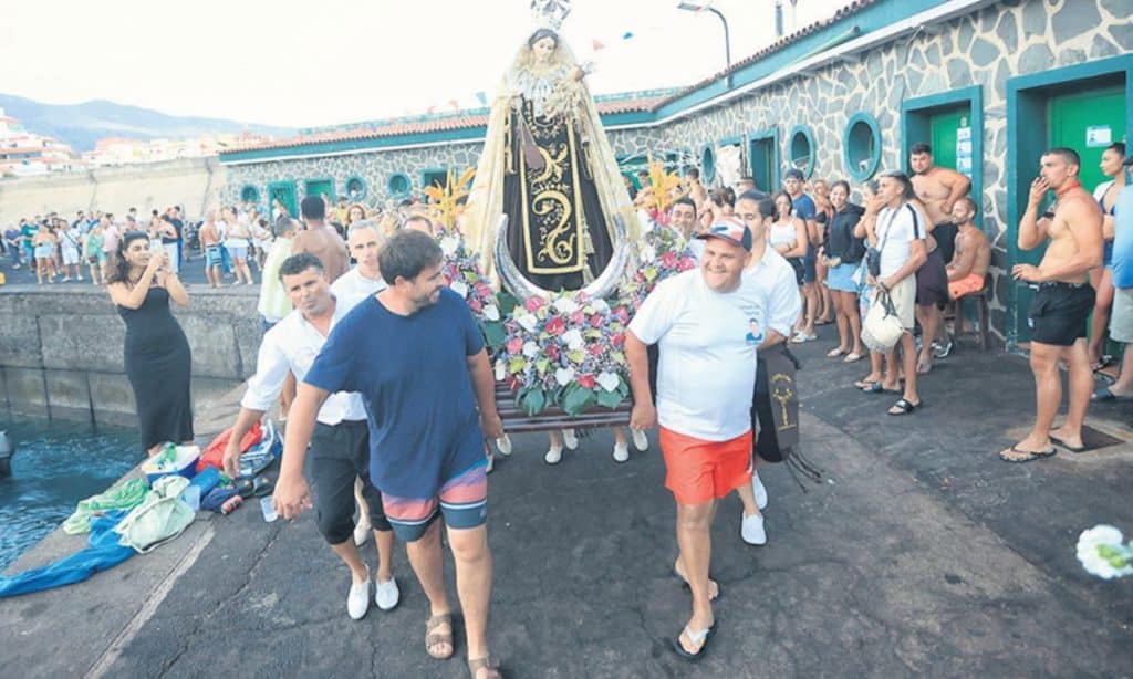 El mar impide el embarque de la Virgen del Carmen en Candelaria