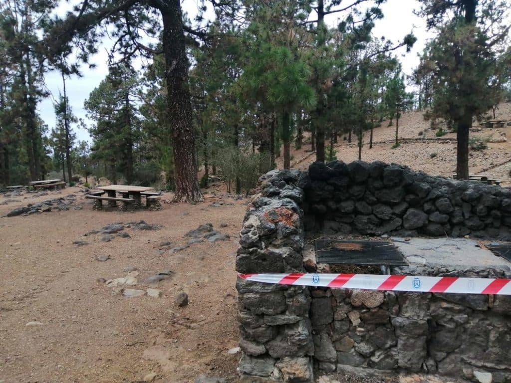Imagen de un área recreativa del Cabildo de Tenerife con fogones precintados
