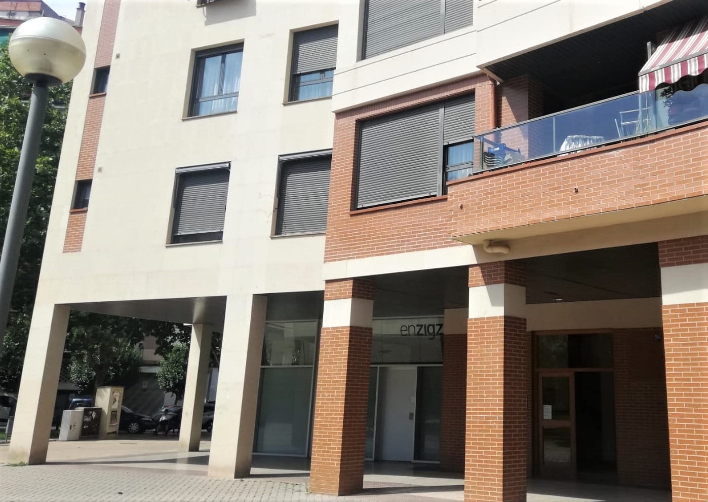 La vivienda del segundo piso del número 1 de la Plaza Martínez Flamarique de Logroño, donde ha ocurrido este sábado el presunto crimen machista.