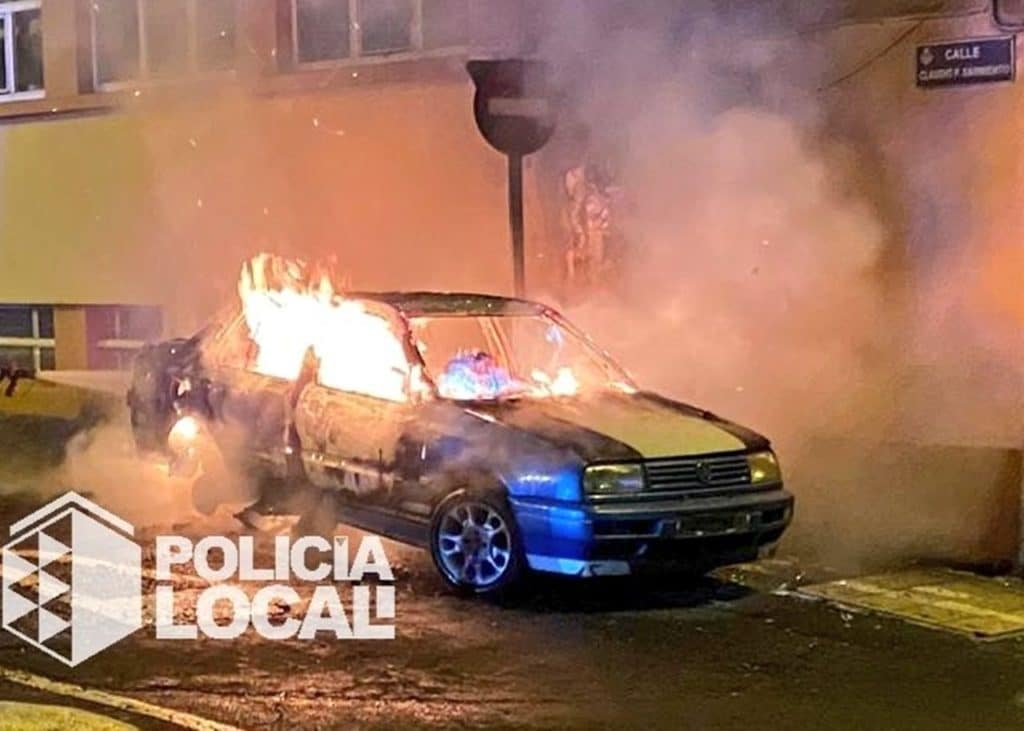 Arden dos coches en Santa Cruz de Tenerife
