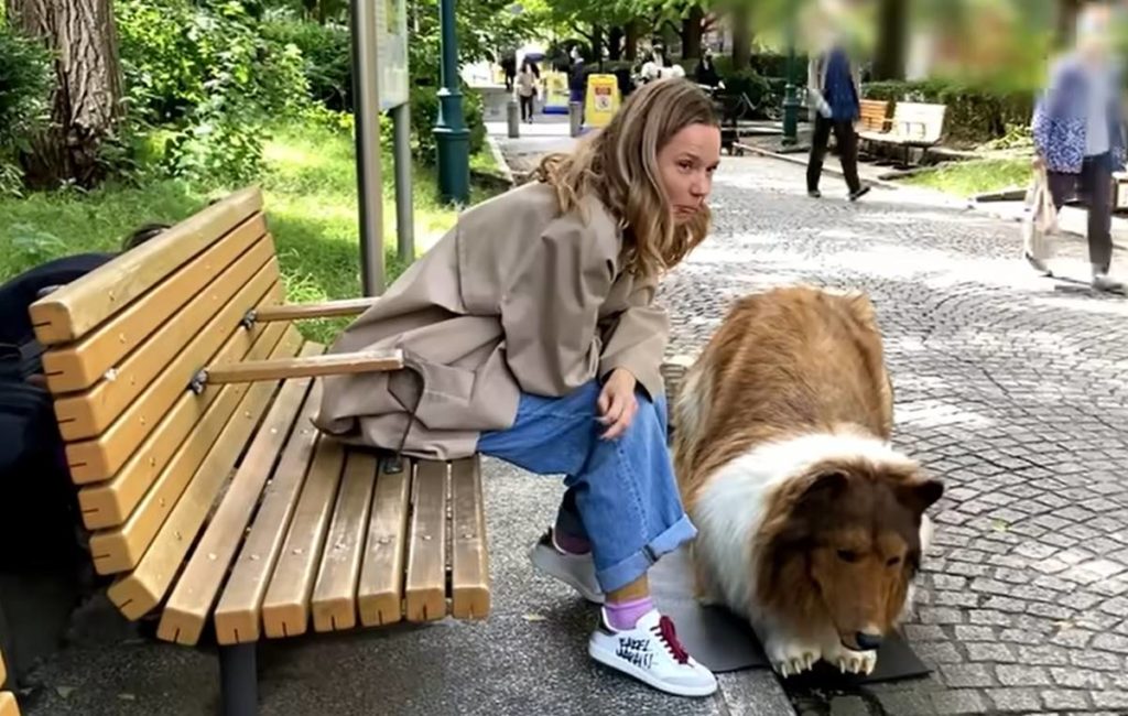 El hombre que se gastó 13.000 euros para parecerse a un perro sale de paseo por primera vez