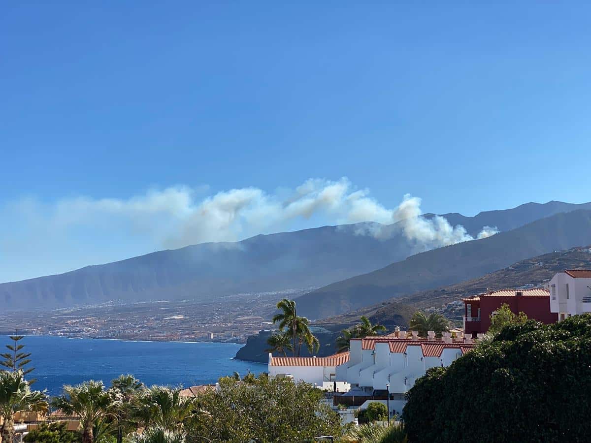 Las condiciones en el incendio de Arafo mejoran durante la noche