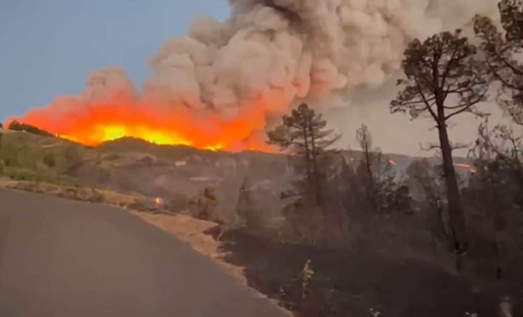 El fuego del incendio de La Palma se reactiva en la parte alta de Tijarafe y amenaza a viviendas