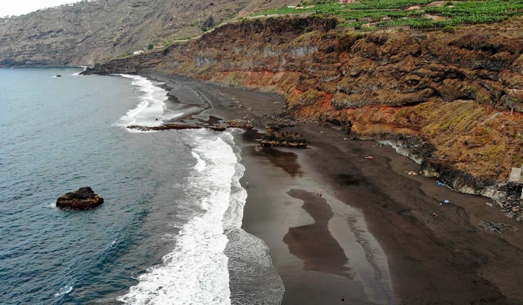 Entre las playas salvajes de arena negra de Tenerife encontramos la playa Los Patos