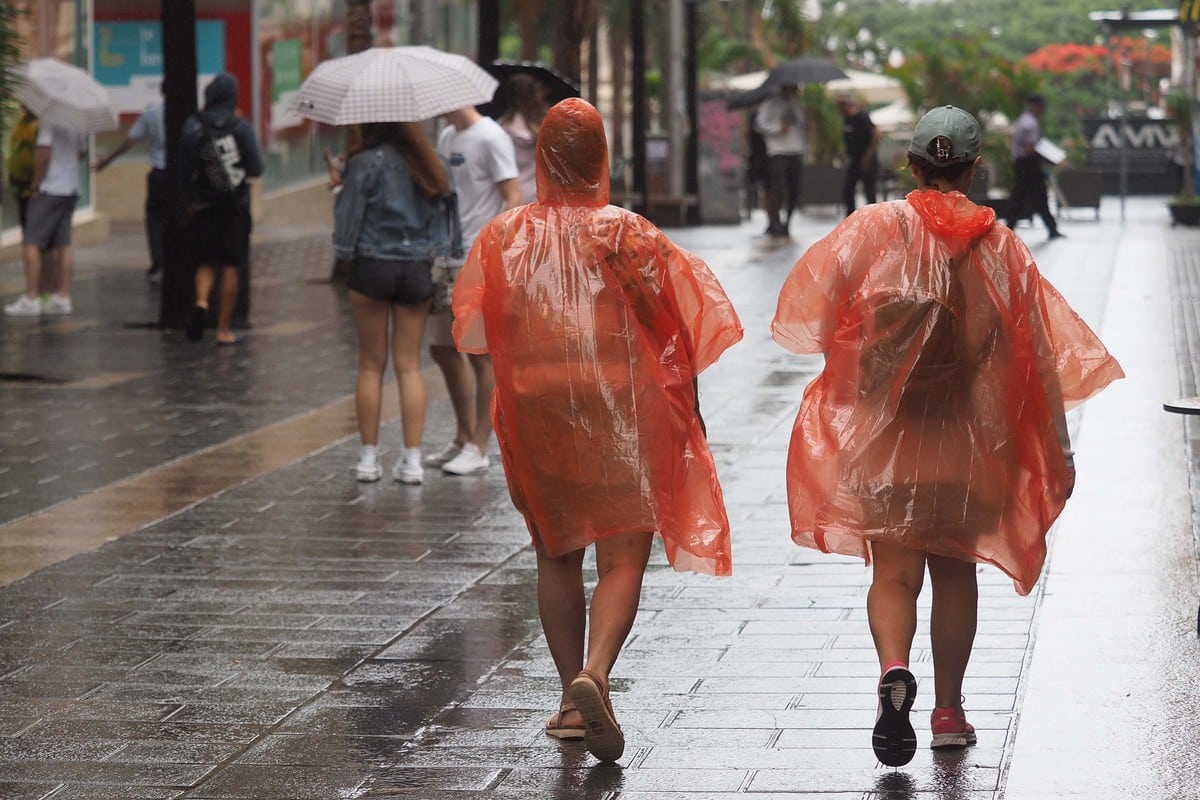 Personas se resguardan como pueden de la lluvia en Canarias