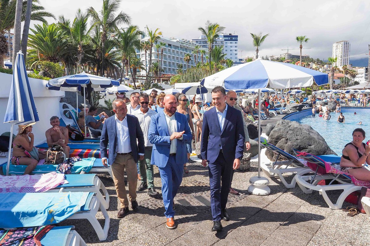 Héctor Gómez, acompañado del alcalde socialista, Marco González, y diversas personalidades del PSOE, visitó ayer diversos puntos del Puerto de la Cruz. Sergio Méndez