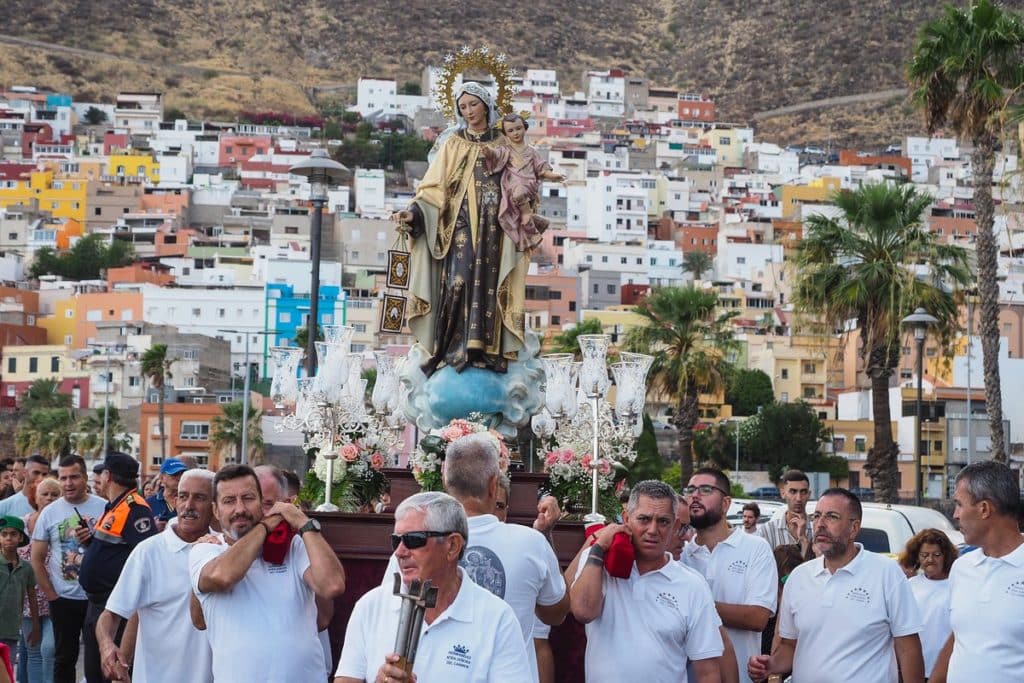 La fe y la devoción acompañan a la Virgen del Carmen por mar y tierra