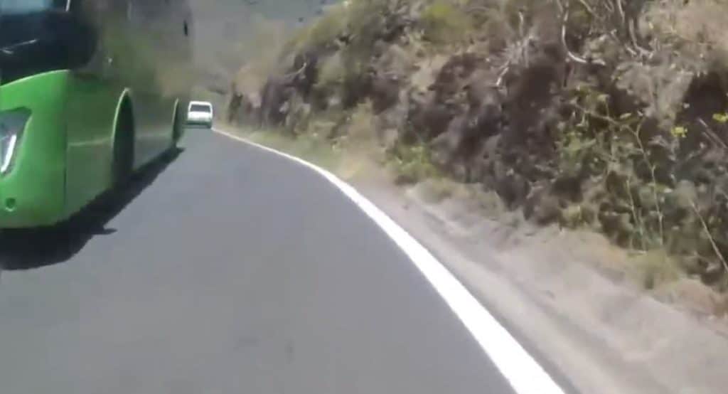 Nueva temeridad al volante en Tenerife: casi provoca un choque frontal con un ciclista tras invadir el carril contrario