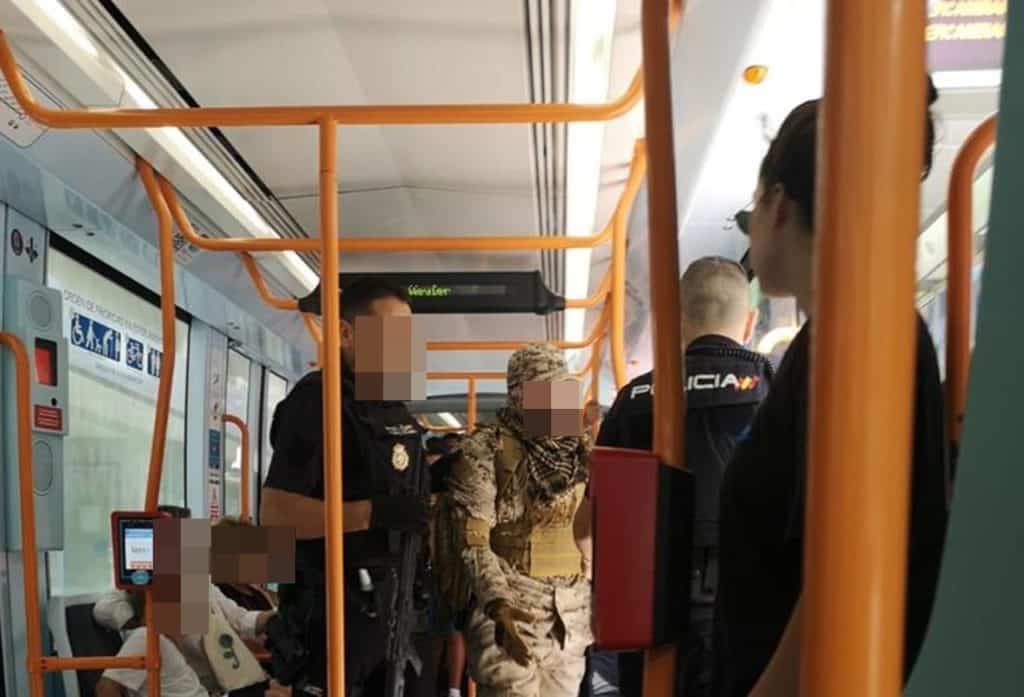 Irrumpe en el tranvía vestido de paramilitar y con un rifle falso