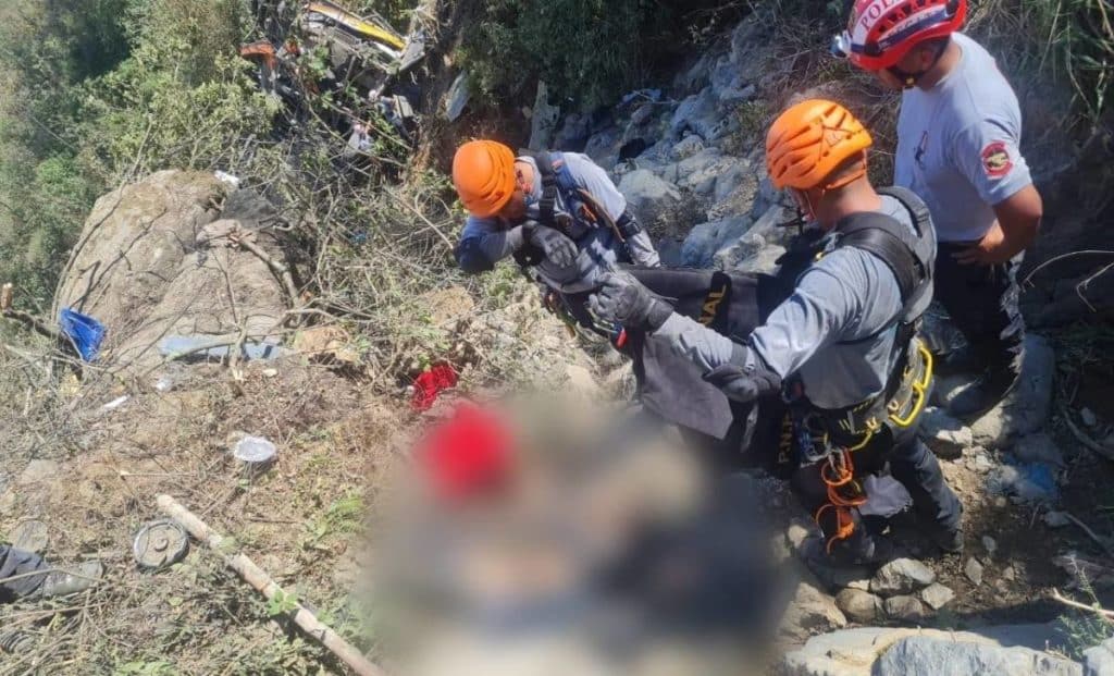 Al menos 15 muertos tras la caída de una guagua por un barranco en Perú