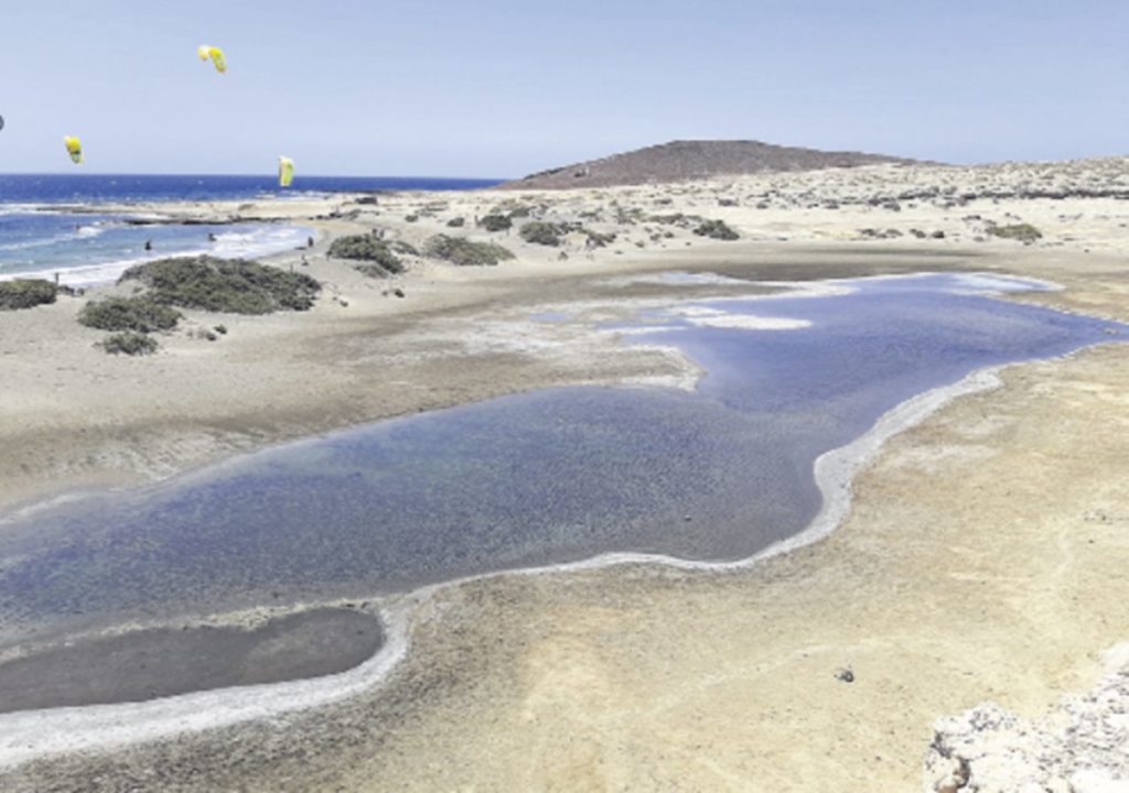 las playas tienen memoria, como indica este fenómeno en El Médano, causado por la extracción de áridos hace décadas.