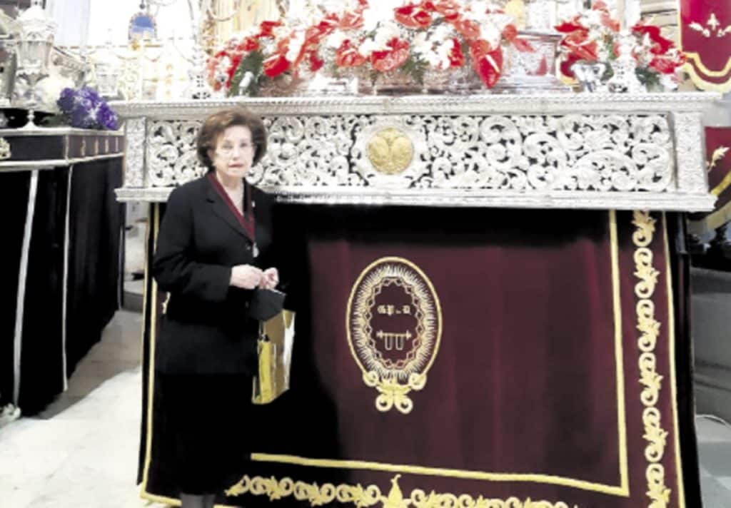 Conchita Carrillo junto a la imagen del Cristo del Gran Poder, a la que lleva cuidando 70 años.