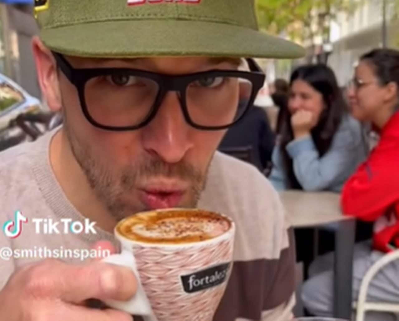 Dos americanos en España alucinan con la enorme diferencia de este habitual gesto en los bares de ambos países