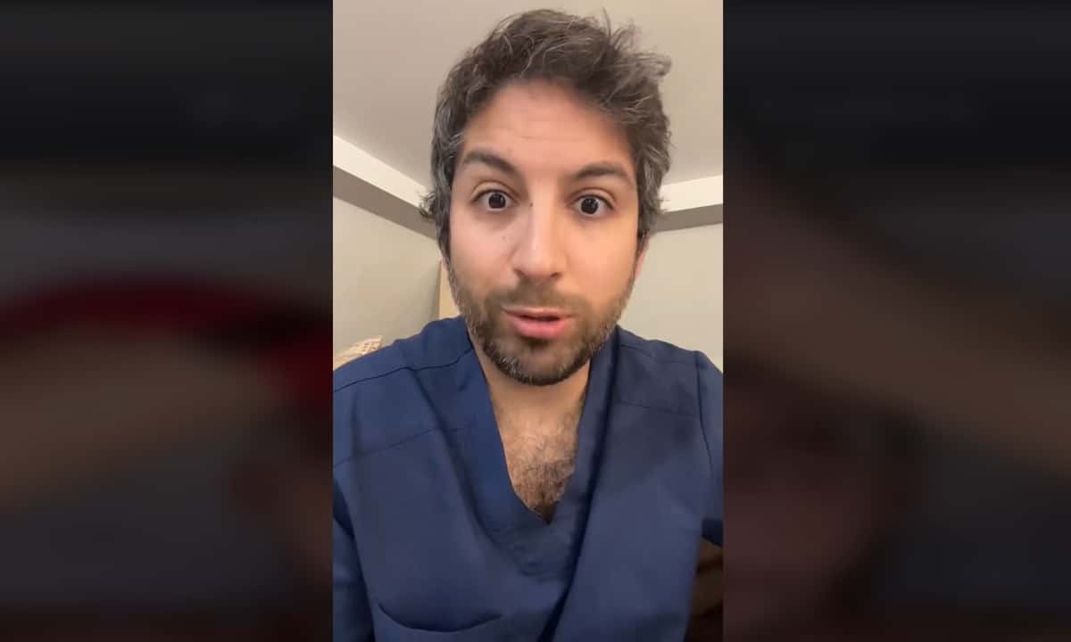 Un farmacéutico explica qué debes evitar hacer en la ducha si quieres reducir el riesgo de infecciones
