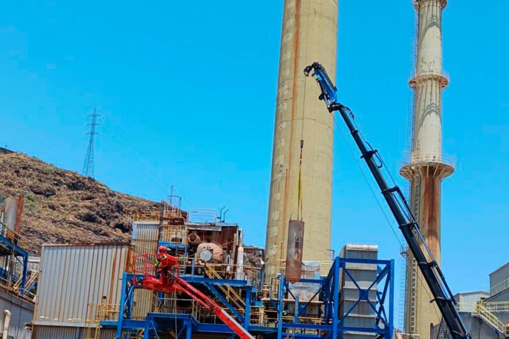 Endesa avanza hacia la descarbonización en Canarias con el desmantelamiento de una chimenea en Candelaria