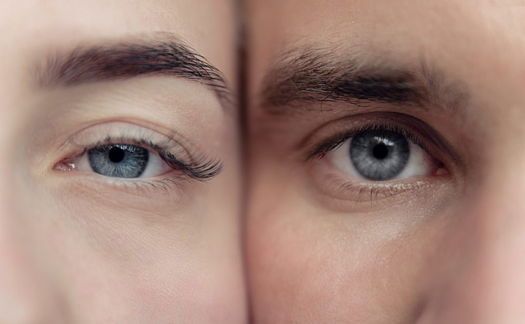 El curioso efecto que te hace creer que hay personas con los ojos azules cuando en realidad no existen