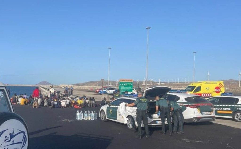 Un muerto entre los 191 inmigrantes que han llegado en un cayuco a Tenerife