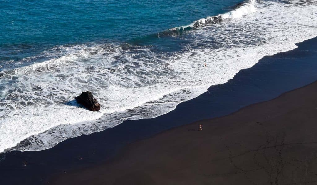 El municipio de Tenerife que triunfa cada verano con sus tres playas salvajes de arena negra
