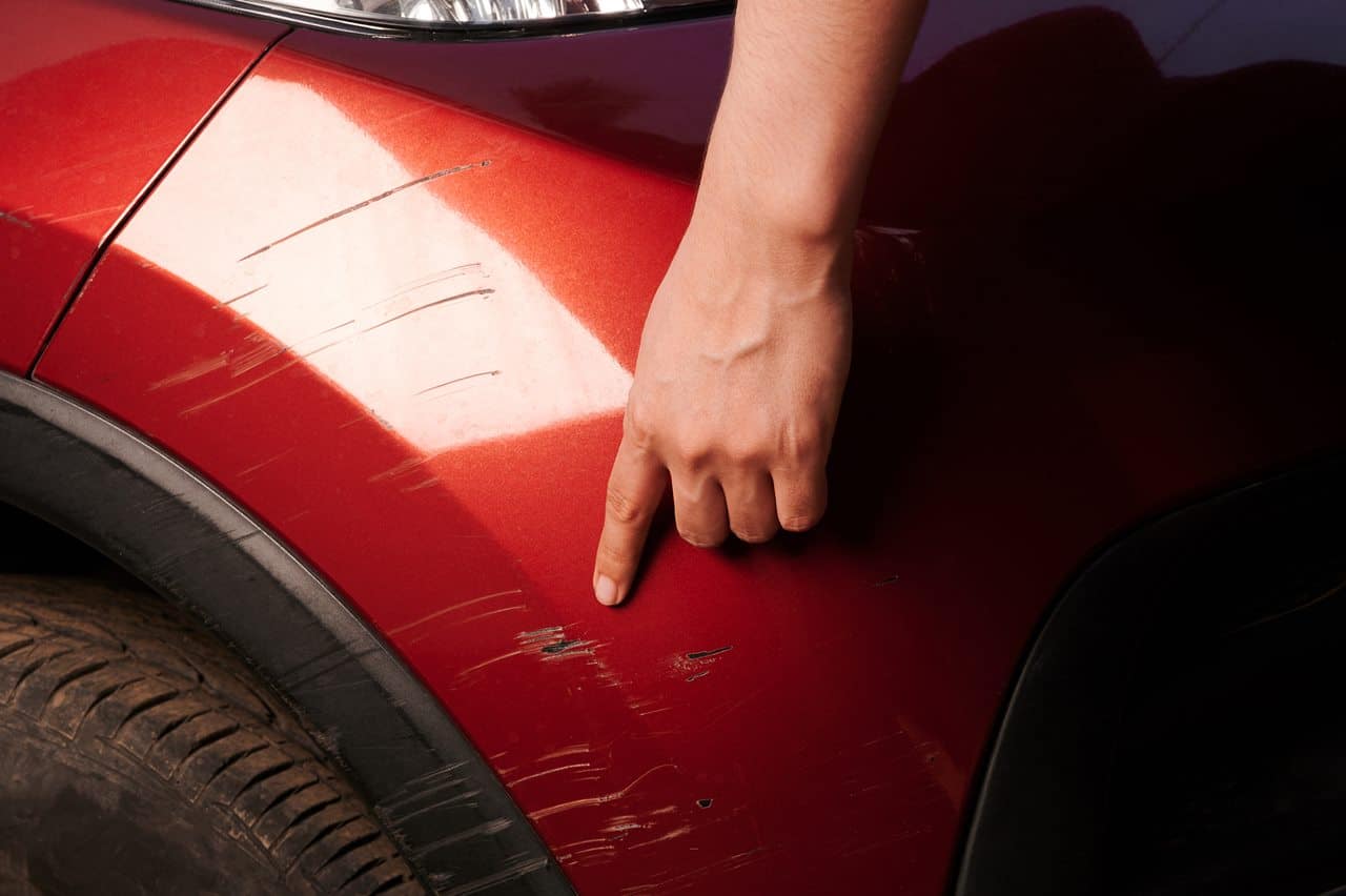Cómo quitar manchas y arañazos de pintura de tu coche