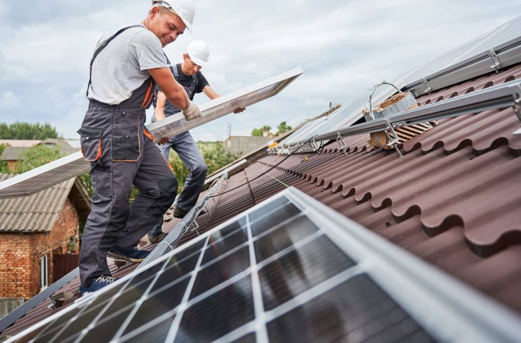 Técnicos colocando paneles solares. Shutterstock