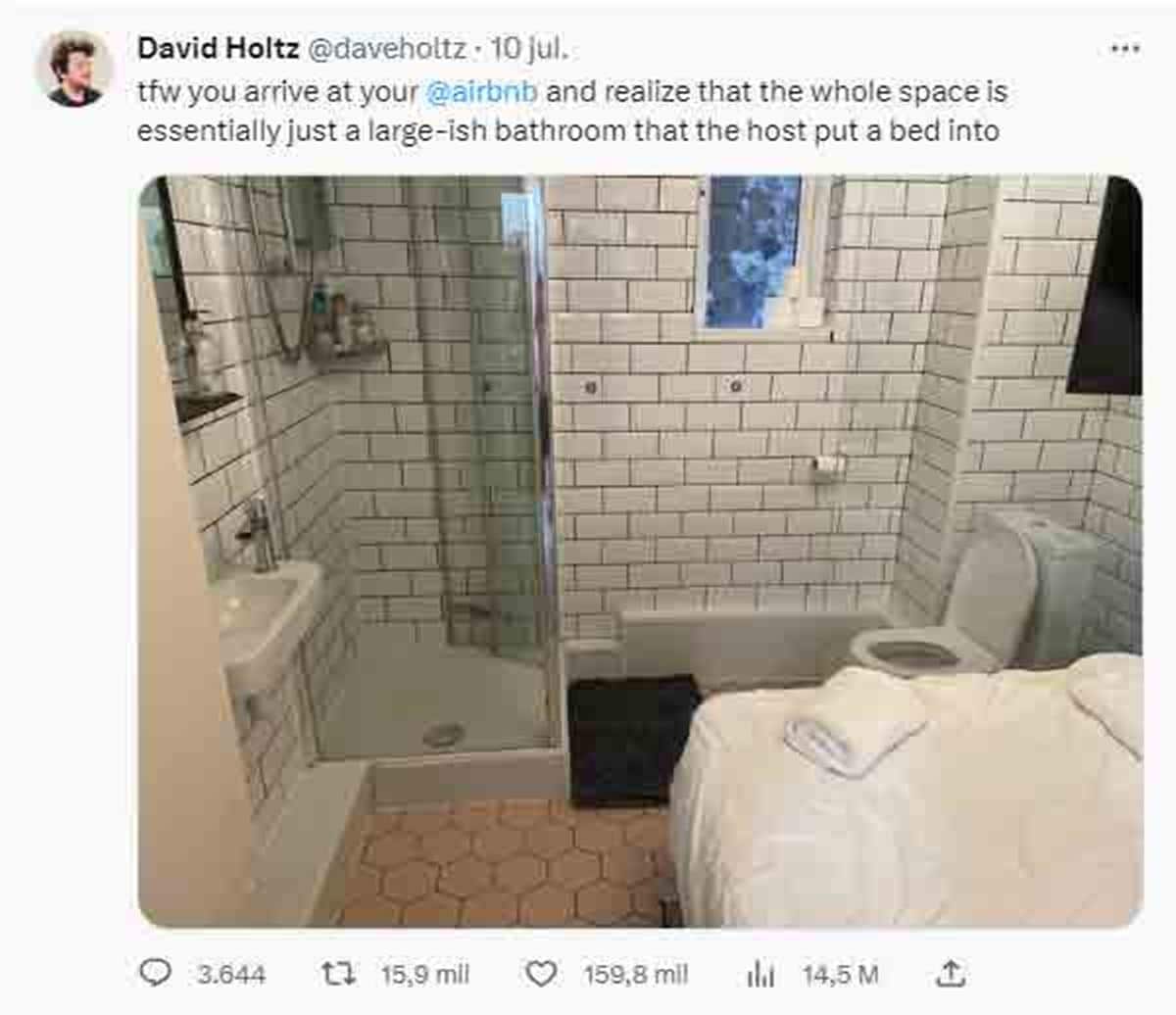 Alquila una habitación y resulta ser un baño con una cama al lado del váter