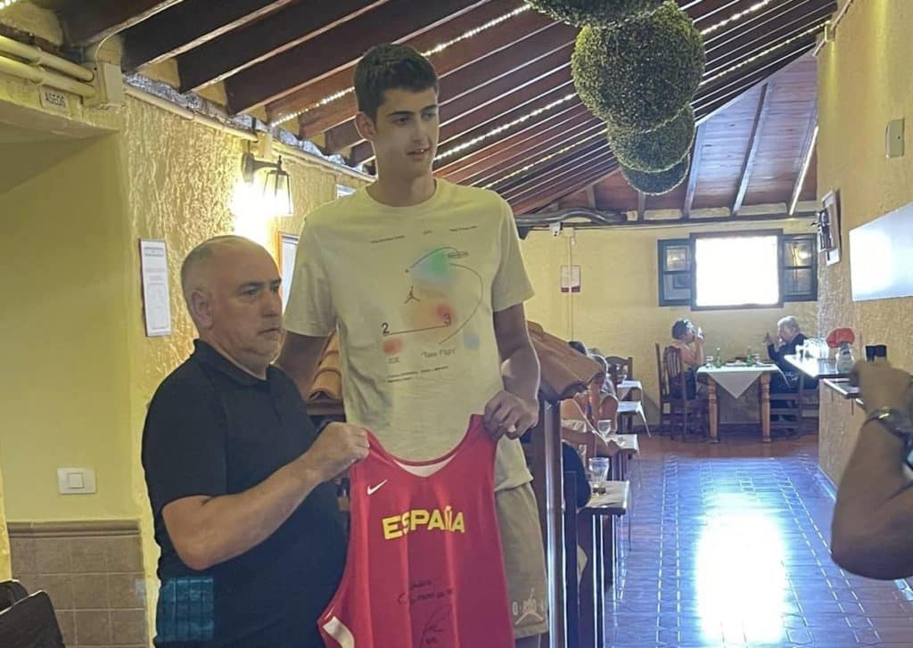 La gran esperanza del baloncesto español, en un restaurante de Tenerife