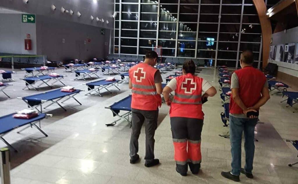 50 camas en el aeropuerto Tenerife Sur para hospedar a turistas británicos por el caos aéreo en Reino Unido