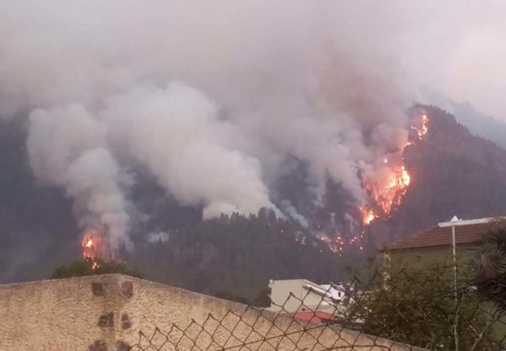 El incendio obliga a cortar la electricidad a parte de La Orotava