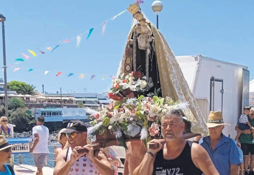 La Caleta de Adeje celebra la bajada y la embarcación de la Virgen del Carmen