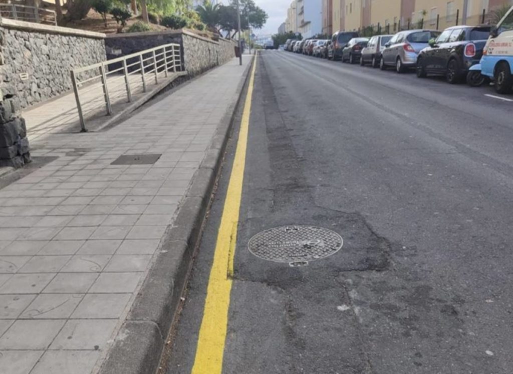 Retiran aparcamientos en la calle Valle Inclán de Santa Cruz por las obras de la EDAR