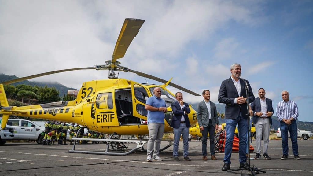 Canarias suma dos helicópteros para la lucha contra incendios forestales