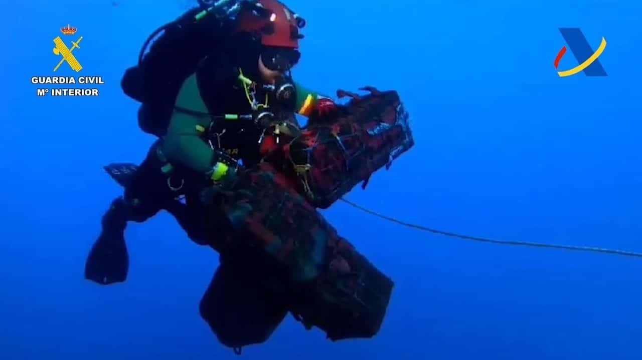 Un buzo con la droga intervenida en el fondo del casco de un buque en el Puerto de Las Palmas