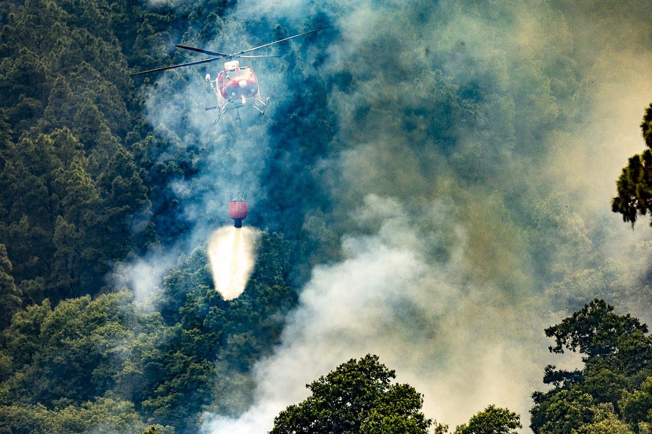 El incendio de Tenerife sigue estable, con 'focos calientes' y menos de 300 evacuados