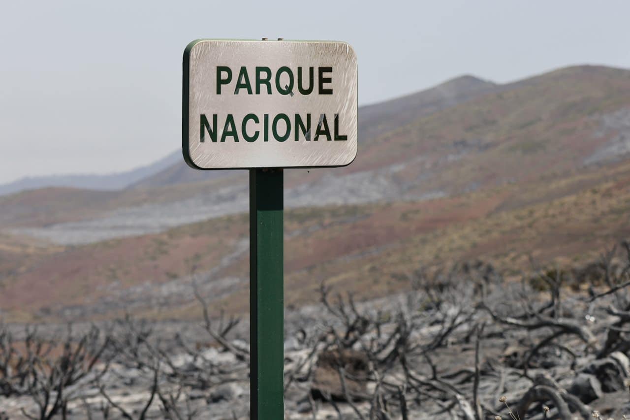 Acceso de un parque natural desde el Observatorio de El Teide