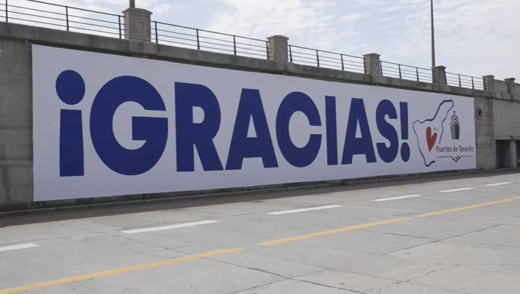 Una pancarta de 30 metros en el puerto de Santa Cruz da las gracias a los hidroaviones