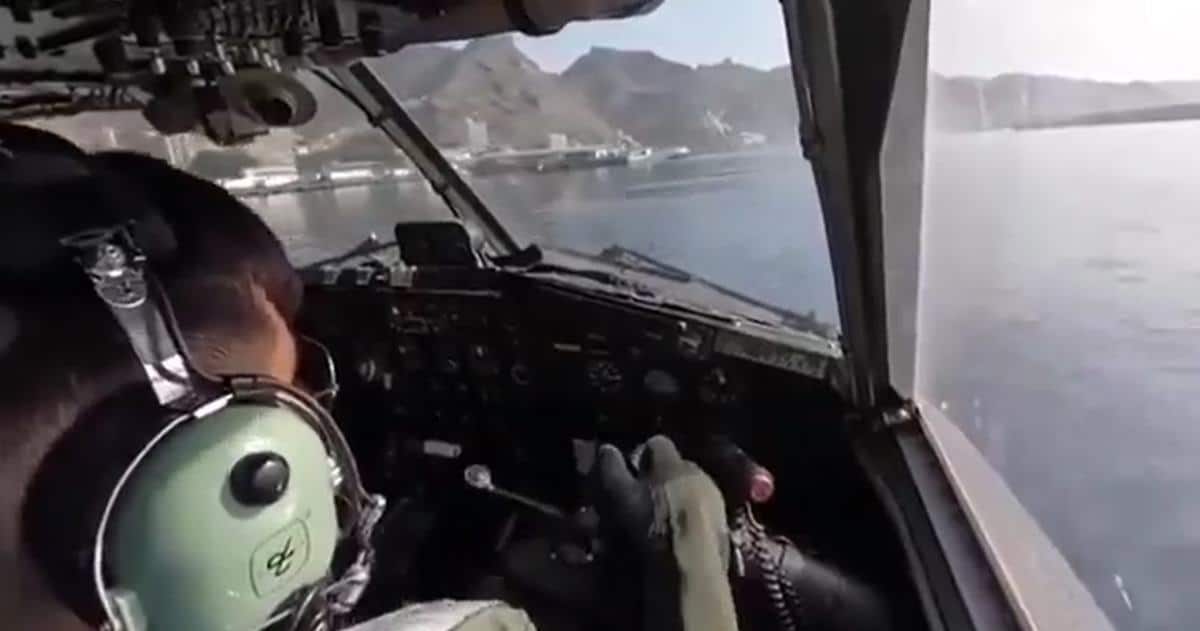 Desde dentro: así recargan los hidroaviones en aguas de Santa Cruz de Tenerife para vencer al incendio