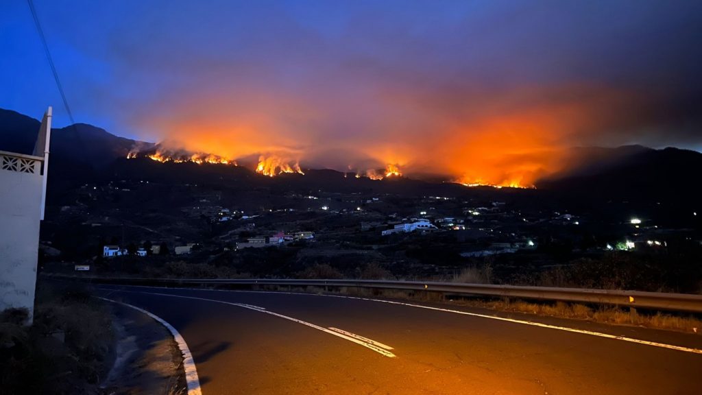 Imágenes de las llamas en el incendio Arafo Candelaria