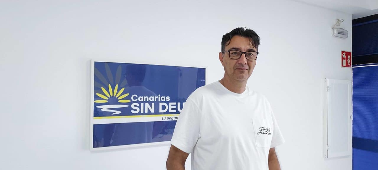 Fernando Alexis, en la oficina de Canarias sin Deuda en Arrecife.