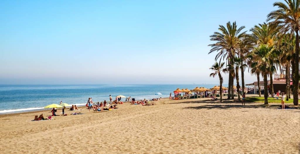 Encuentran a la deriva la tabla de paddle surf en la que iban los dos desaparecidos en una playa de Málaga